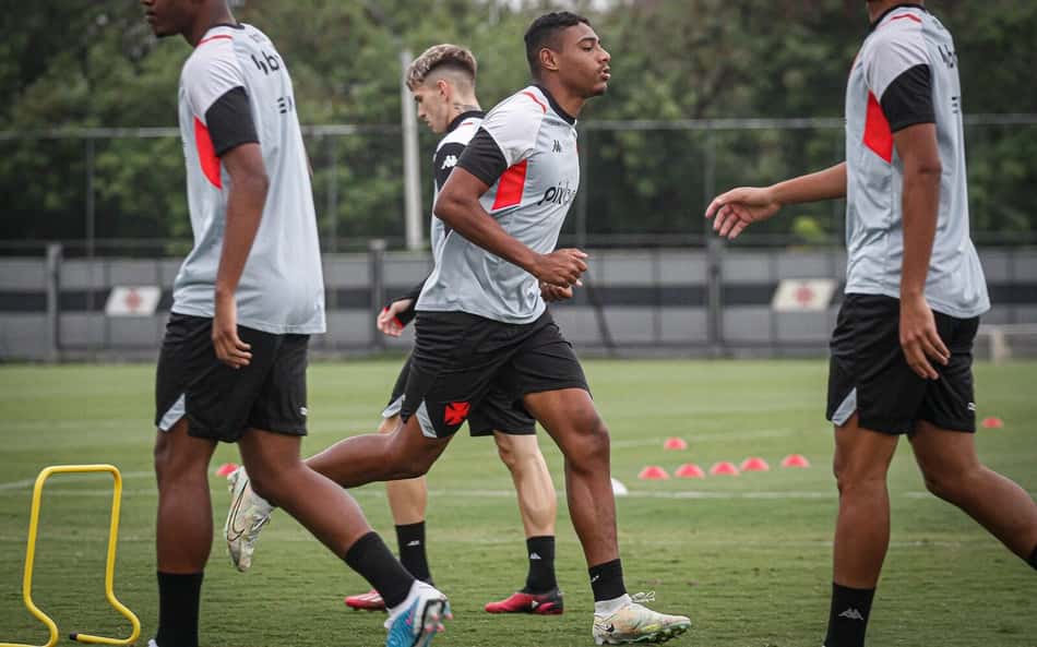 Vasco vence jogo-treino e Barbieri indica substitutos de Capasso e Jair para o jogo contra o Goiás