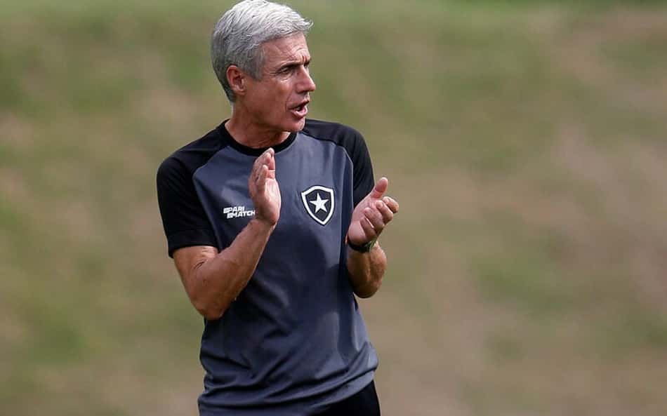 Com interesse do Al Nassr e situação contratual em cheque no Botafogo, Luís Castro vive dias agitados na Data Fifa