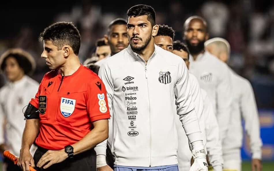Clima de guerra na Vila Belmiro também 'explode' vestiário do Santos após derrota para o Corinthians