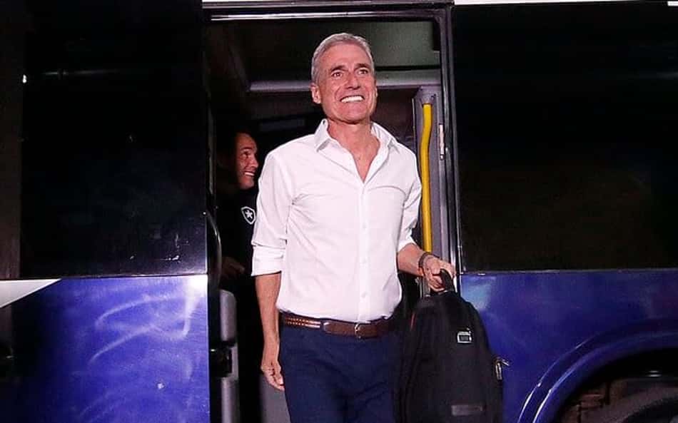 Luís Castro analisa vitória do Botafogo e rasga elogios ao elenco: 'Sou muito feliz com eles'