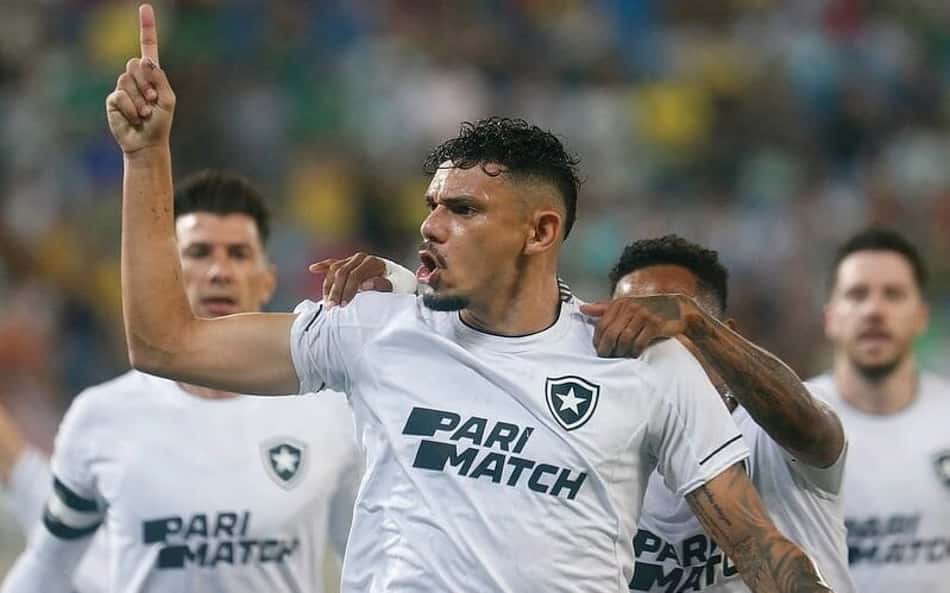 Tiquinho Soares celebra vitória do Botafogo diante do Cuiabá: 'Um dos jogos mais difíceis que nós pegamos'