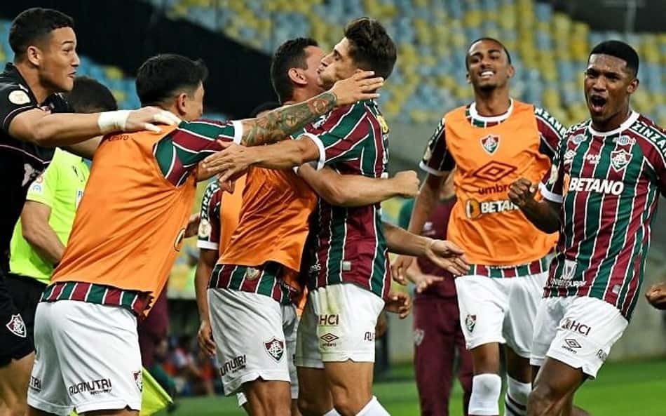 Fluminense vence o Bahia de virada e dorme no G4 do Brasileirão