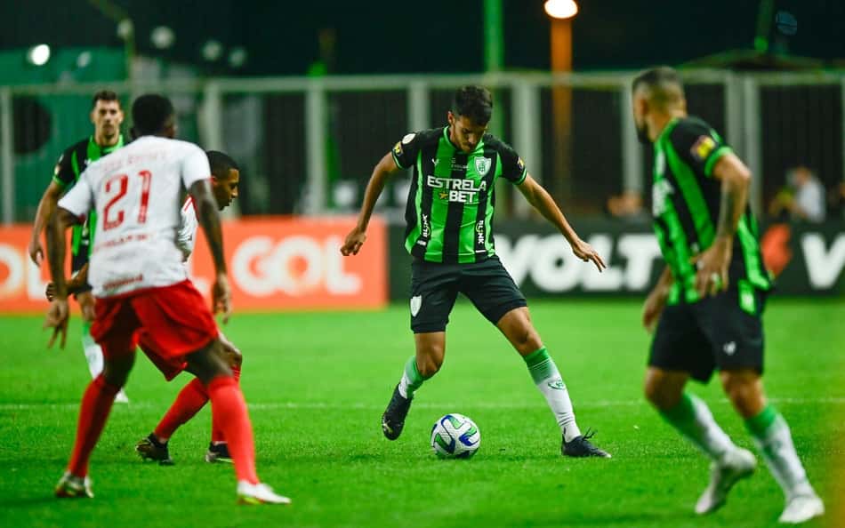 Internacional vira em cima do América-MG e 'cola' no G-4 do Brasileirão