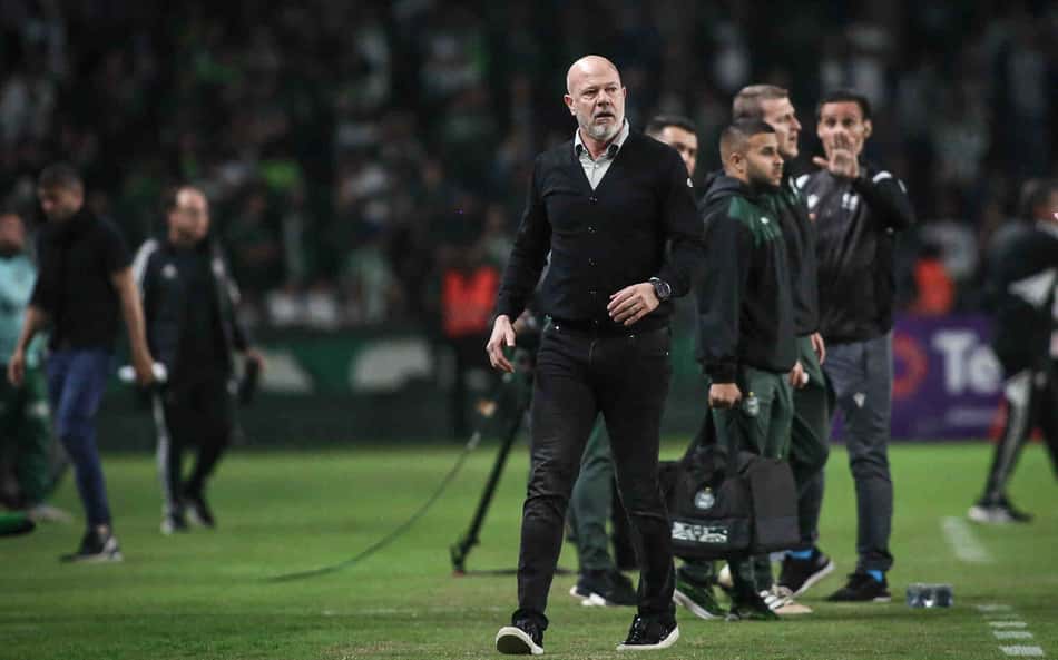 Antonio Carlos Zago teria sido comunicado de demissão pela diretoria do Coritiba