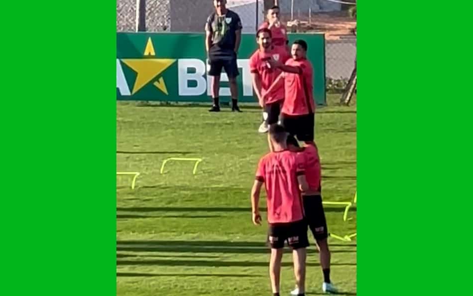 Atacante da Série A saca arma de brinquedo para fugir de trote em treino; veja