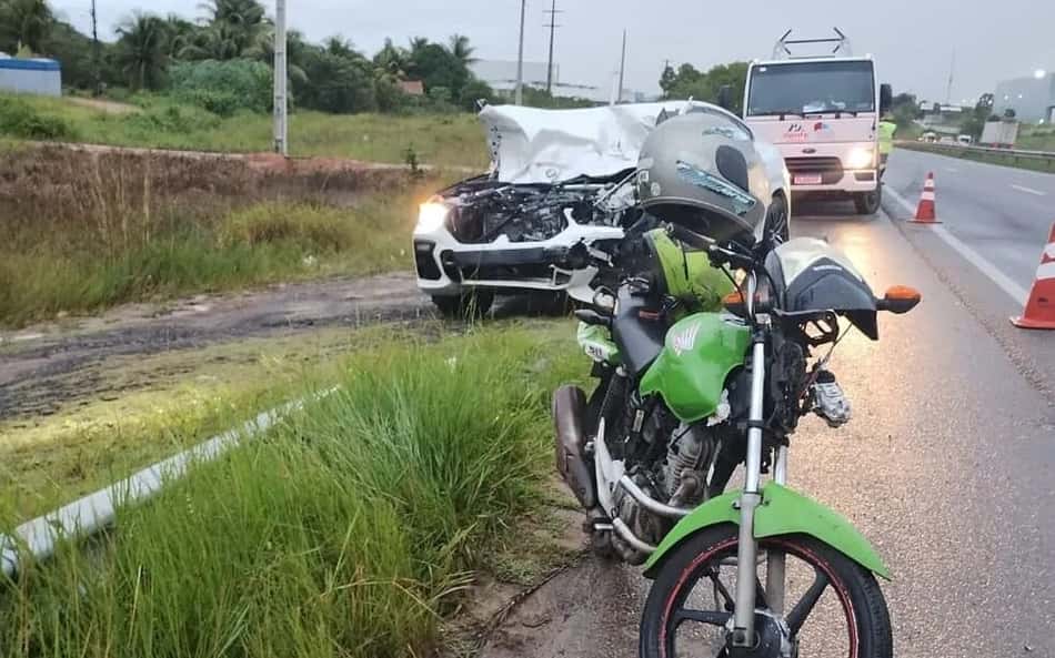 Jogador do Bahia atropela cavalo e tem carro de luxo destruído