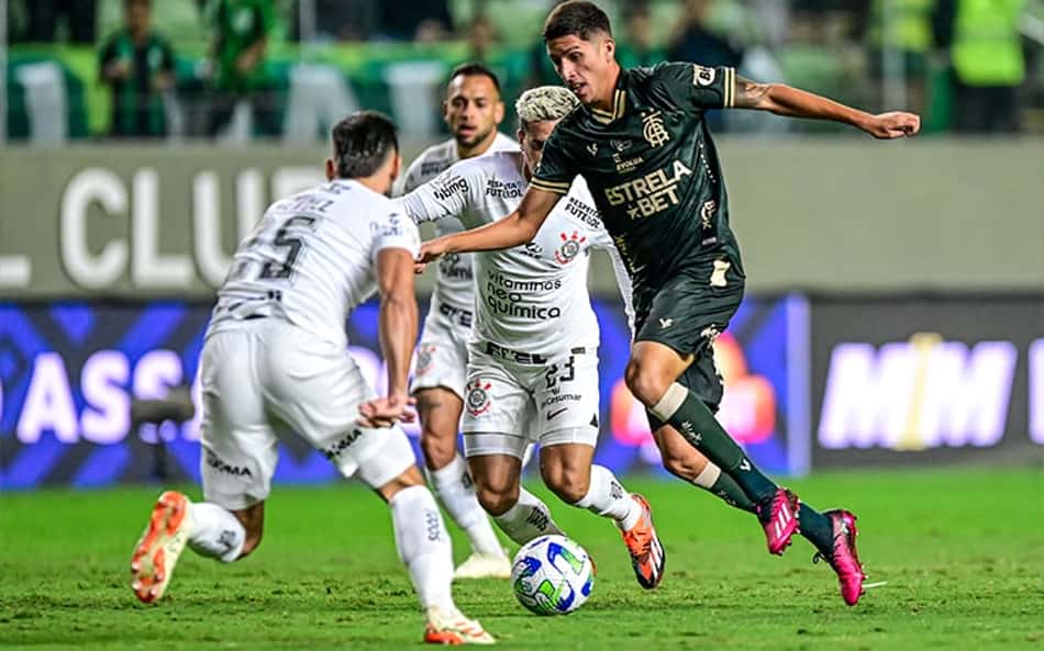 Com 'lei do ex' e pênalti perdido, Corinthians é derrotado pelo América-MG e segue próximo do Z4 no Brasileirão