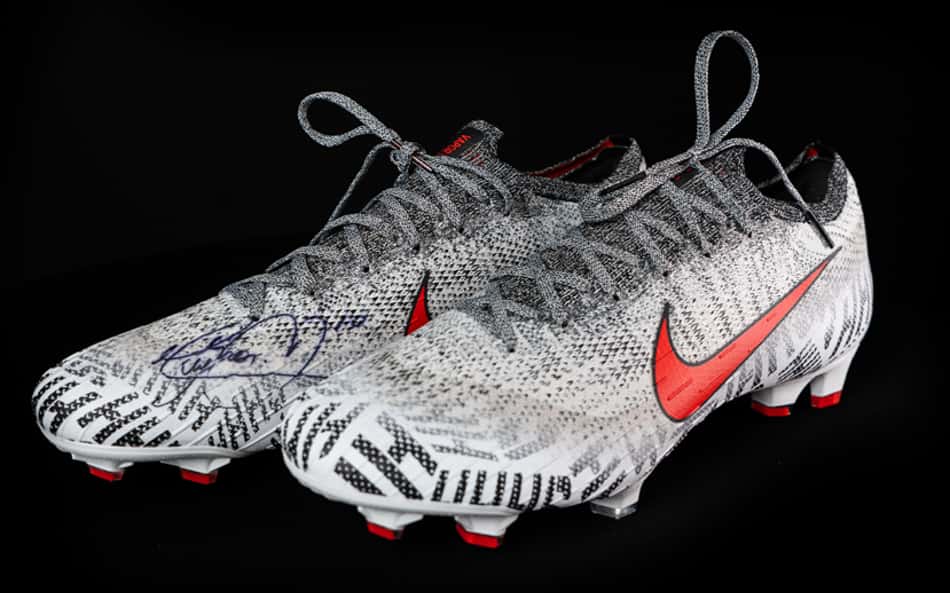 Chuteiras autografadas de Messi e Neymar vão a leilão para ajudar Unicef; veja detalhes