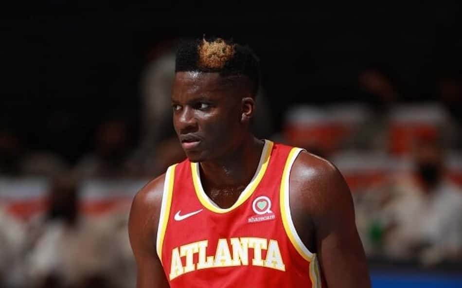 Mavs rejeita incluir jovens talentos em troca por Clint Capela