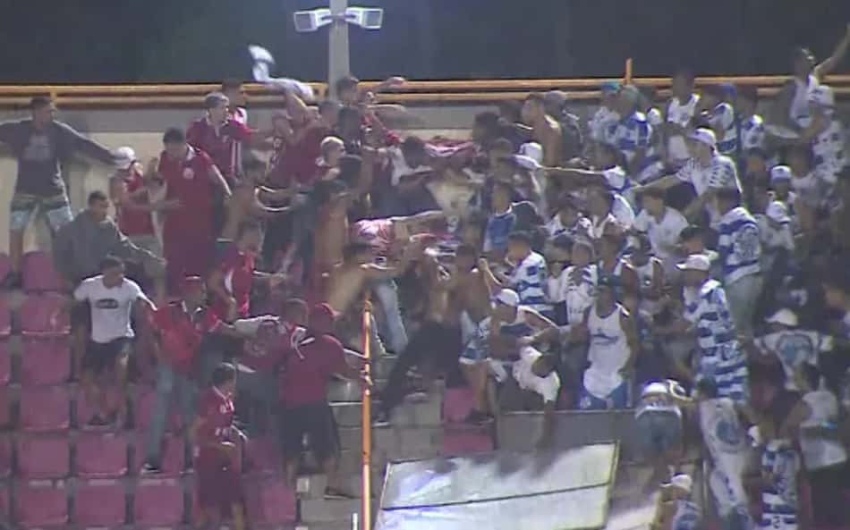 Torcedores de Confiança e Náutico brigam nas arquibancadas antes de jogo válido pela Série C