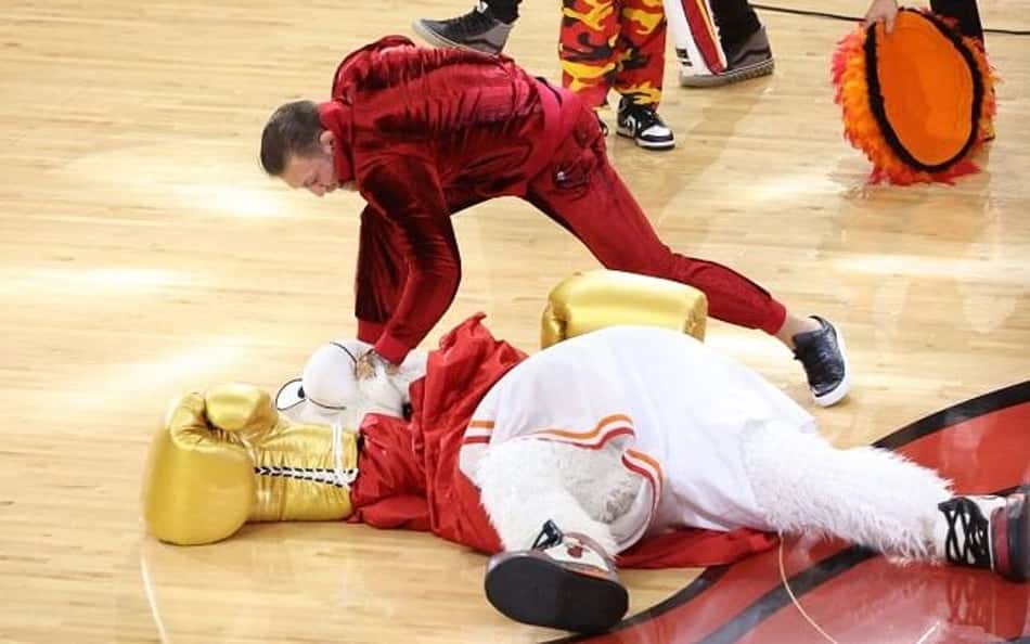 Mascote do Miami Heat vai parar no hospital após soco de Conor McGregor