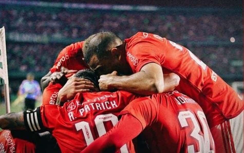 Brasileirão: Internacional segura a pressão, vence e afunda o Coritiba na crise