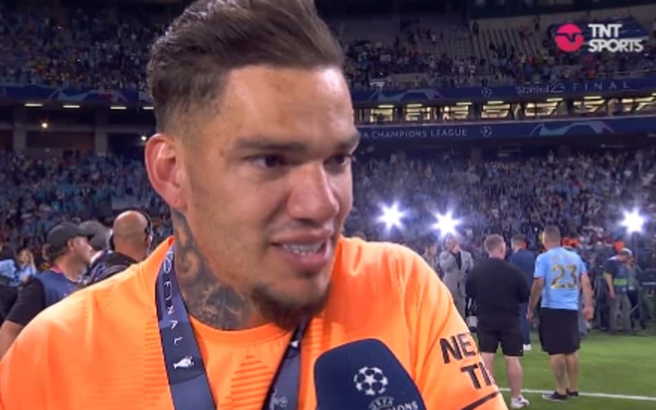 Ederson ganha aposta na Champions e raspa bigode de repórter ao vivo; veja