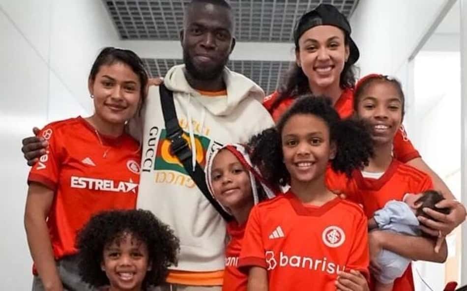 Enner Valencia desembarca em Porto Alegre e torcida do Inter faz festa