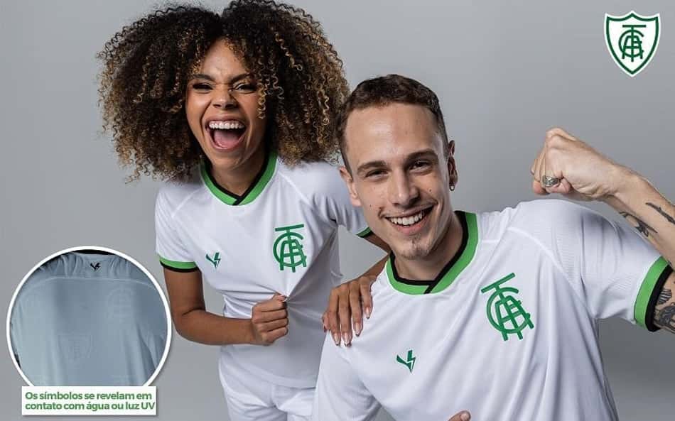 América-MG apresenta novo uniforme com tecnologia que traz escudos ocultos no tecido