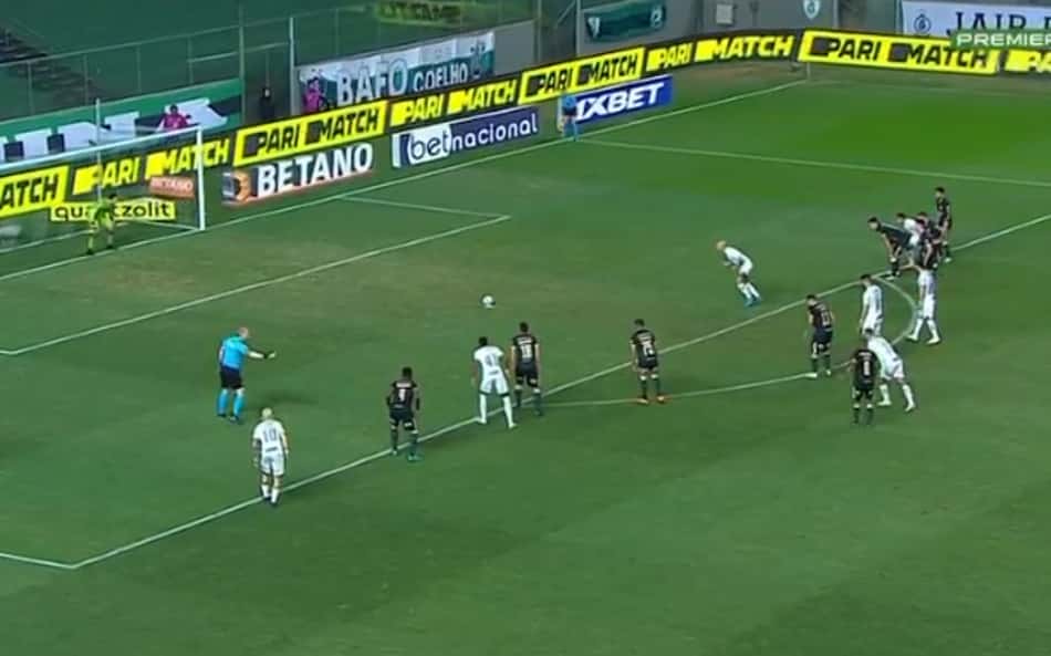 Fabio-Santos-perde-penalti-contra-o-America-MG–aspect-ratio-512-320