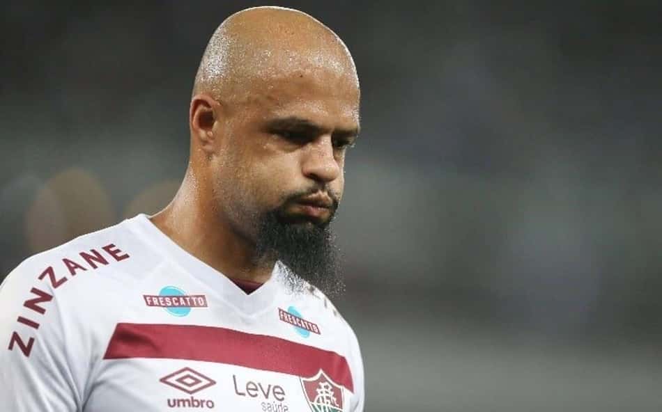 Felipe Melo sente dores no joelho e se torna mais uma baixa no Fluminense para confronto com o Atlético-MG