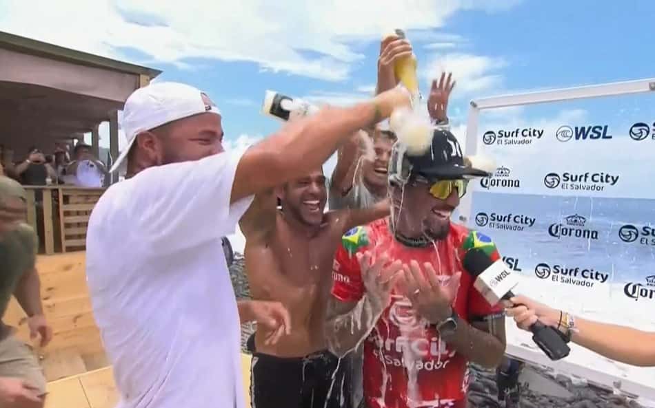 !Voa, Filipinho! Filipe Toledo supera Colapinto e vence etapa de El Salvador da WSL