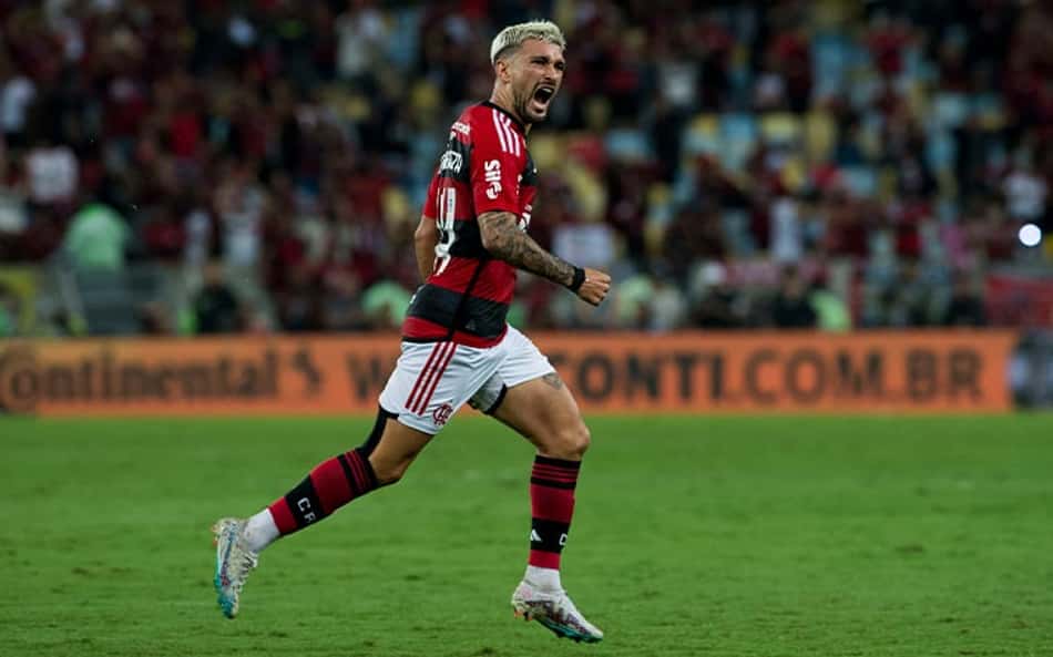 Arrascaeta 'trava' a internet com gol no Fla-Flu: 'Aniversário é dele, mas o presente é da torcida do Flamengo'