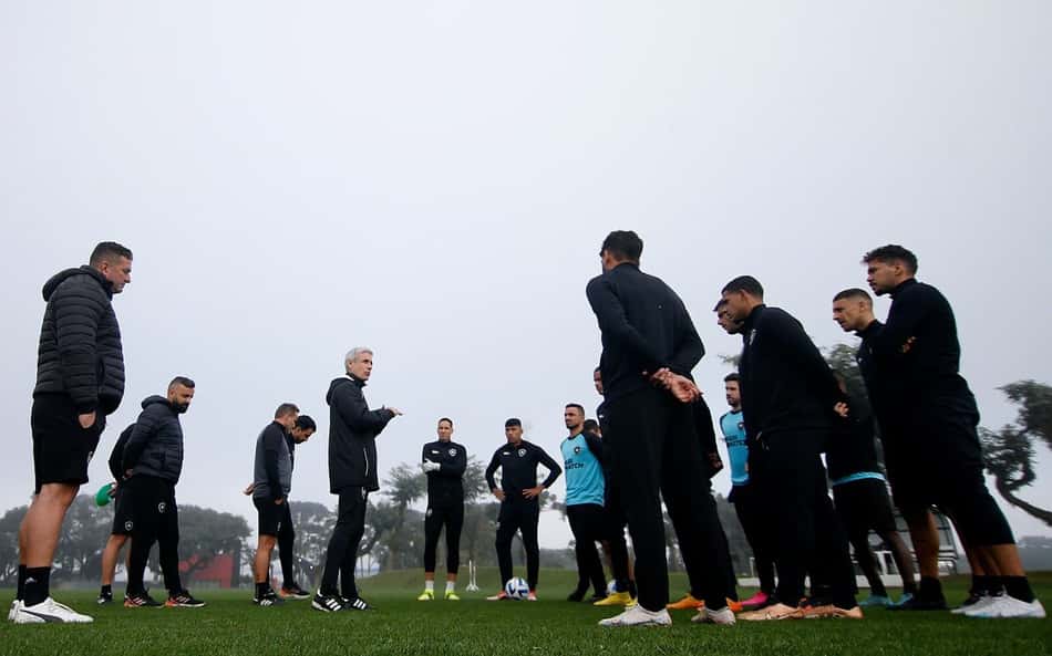 Botafogo deixa hotel em Curitiba, embarca para Quito e inicia preparação para Sul-Americana