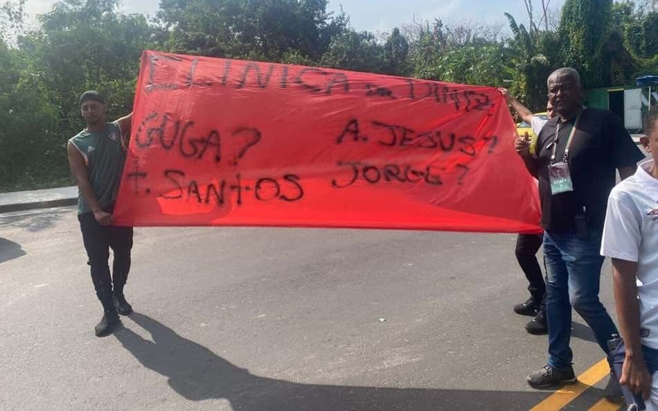 Torcida do Fluminense protesta na porta do CT, cobra jogadores e Fernando Diniz