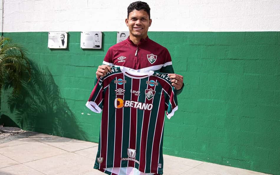 De férias, Evanilson visita Fluminense e tem reencontro com Fred no CT do clube