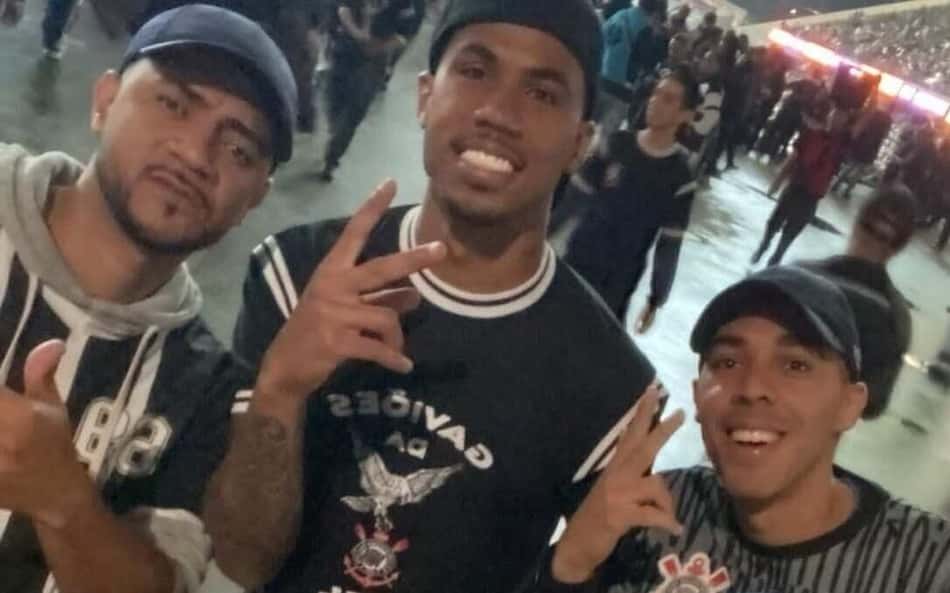 Na Arena, zagueiro do Arsenal vê classificação do Corinthians na Copa do Brasil com as torcidas organizadas