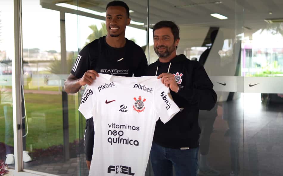 Zagueiro do Arsenal visita CT do Corinthians e revela sonho em defender o clube