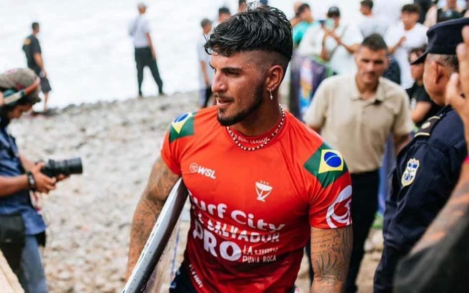 Gabriel Medina registra 'passinho' de funk antes de iniciar treinamento no Rio de Janeiro