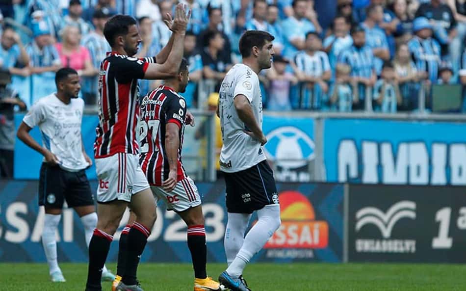 Kannemann, zagueiro do Grêmio, tranquiliza fãs após choque forte de cabeça