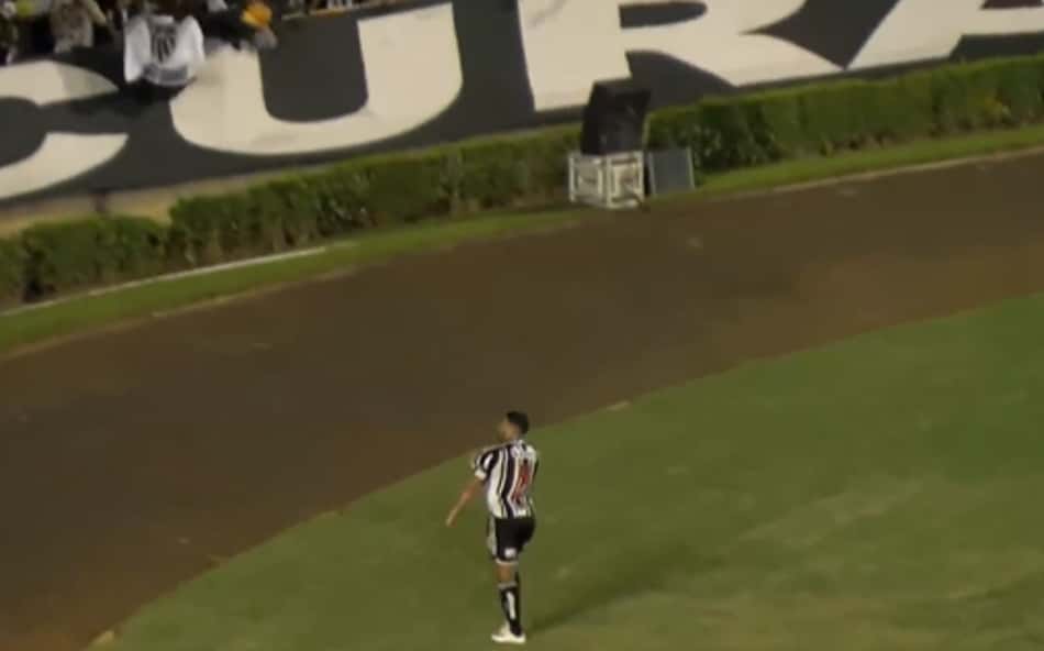 Hulk marca golaço em clássico e deixa torcedores do Atlético-MG em êxtase