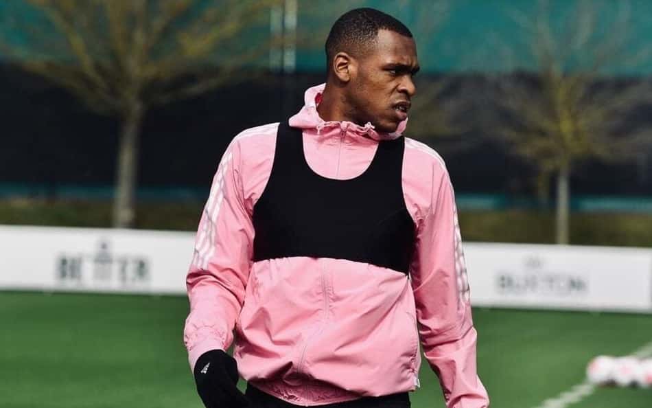 Zagueiro da Premier League é preso na França por ameaçar ex-esposa de morte, diz jornal