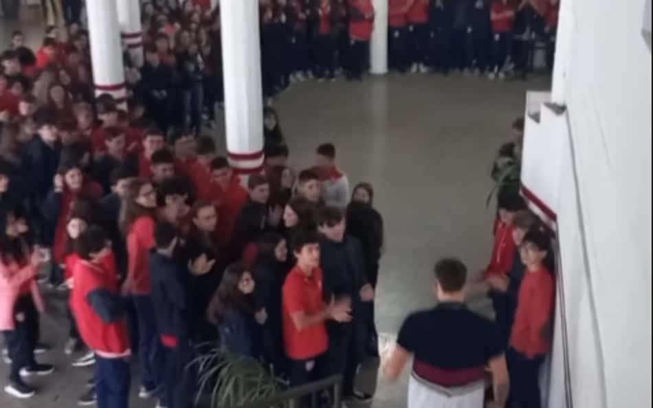 VÍDEO: Atacante de 17 anos marca primeiro gol no futebol profissional e é aplaudido por colegas na escola