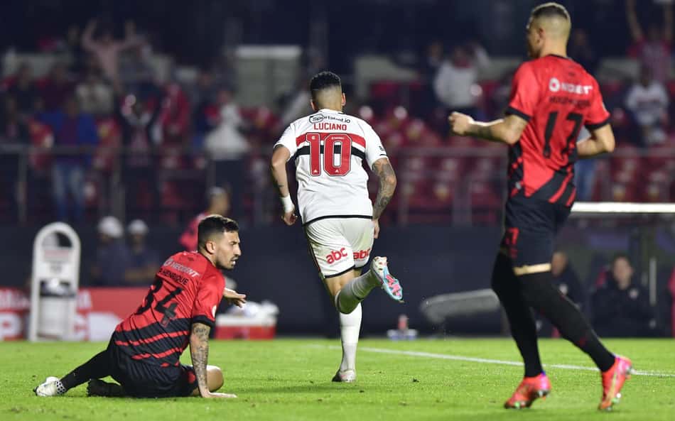 ATUAÇÕES: Gabriel Neves vai do inferno ao céu  e Luciano comanda virada do São Paulo contra o Athletico-PR