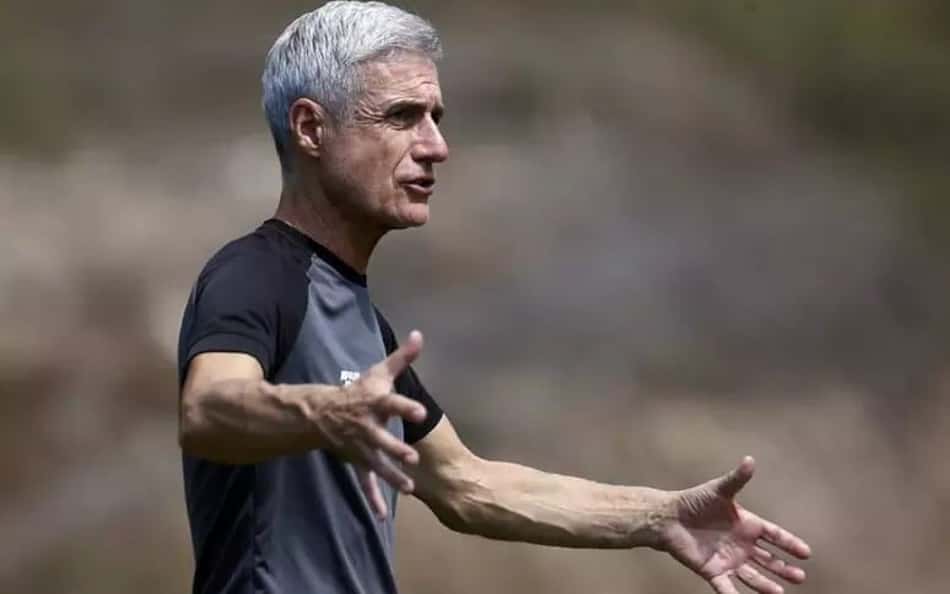 Narradora da Globo critica Luís Castro por indefinição sobre futuro: 'Dificuldade para falar a verdade'