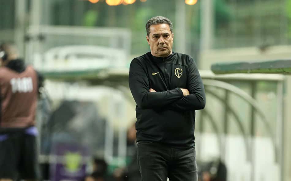 Jornalista questiona escalação do Corinthians e se irrita com pênalti perdido em derrota para o América-MG