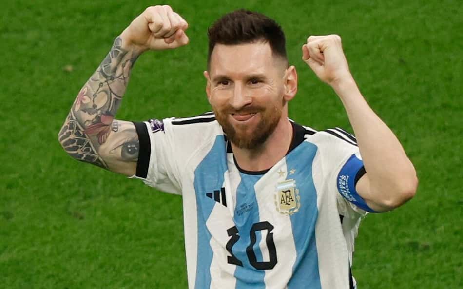 Messi publica foto de celebração com a família e agradece mensagens de aniversário