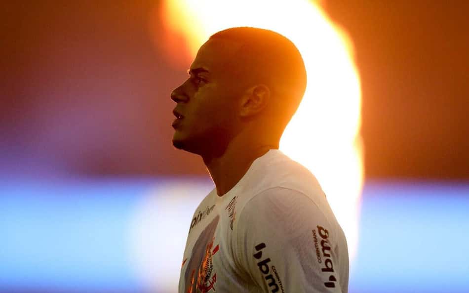 Zagueiro do Corinthians brinca sobre colocar Hulk 'no bolso' e destrincha tática contra o Atlético-MG: 'Muito estudo'