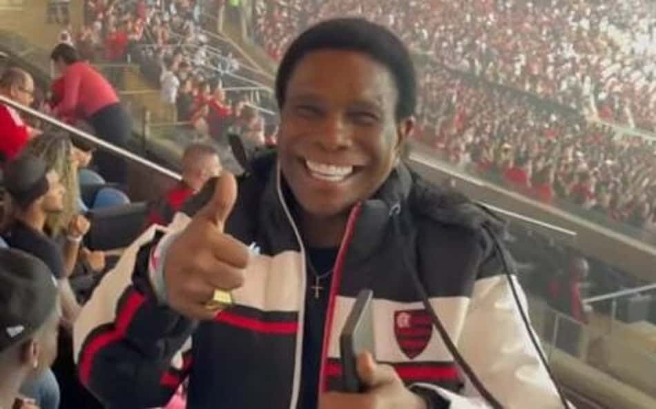 Neguinho da Beija-Flor vibra com samba cantado no Maracanã: 'Minha torcida cantando minha música'