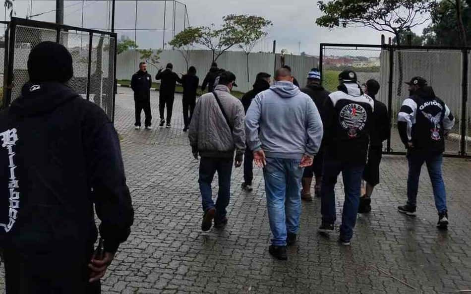 Membros da organizada vão ao CT, conversam com lideranças do elenco e cobram evolução do Corinthians