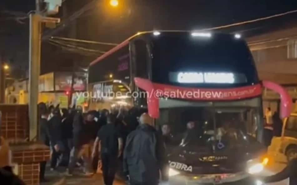 Corinthians é recebido com protestos em Santos e decide voltar para São Paulo