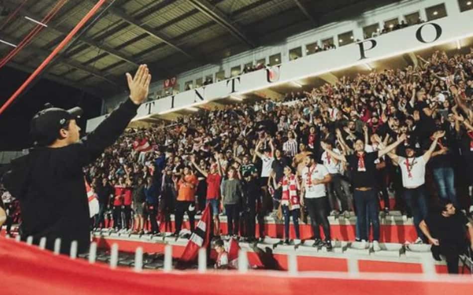 Tocedor de 8 anos com câncer é agredido por torcida adversária na França