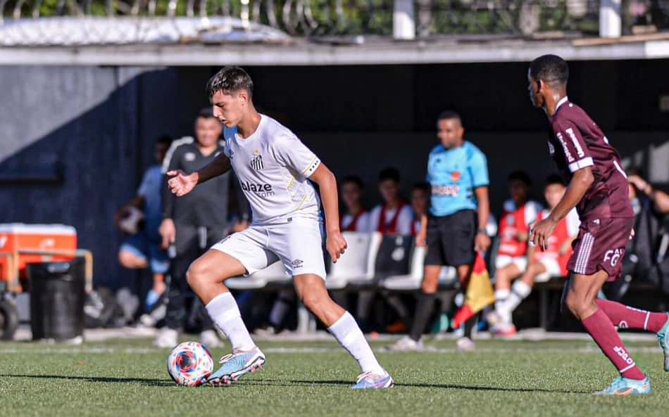 Santos assina contrato de formação com zagueiro que se inspira em Van Dijk, do Liverpool