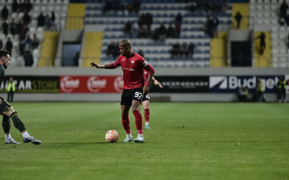 Felipe Santos destaca título da Copa e temporada como garçom no Azerbaijão