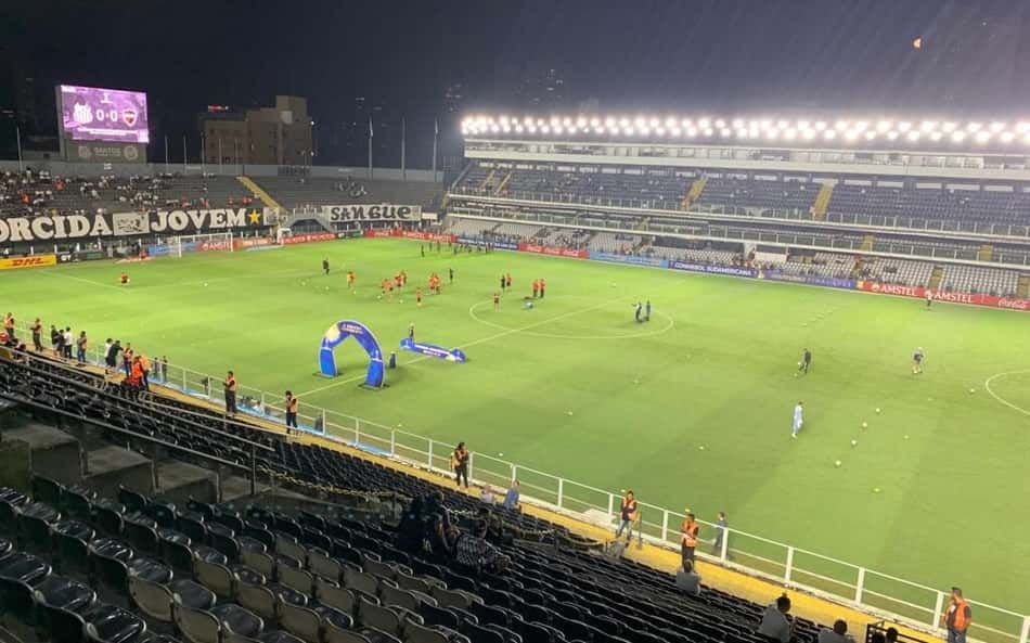 Racismo: Conmebol investiga casos em Santos x Newell's na Vila Belmiro, e time argentino pode ser multado