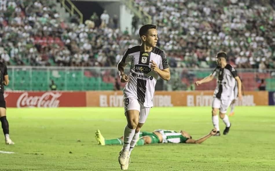 Meia ex-Coritiba marca golaço de cobertura na Copa Sul-Americana e destaca: 'Momento especial'