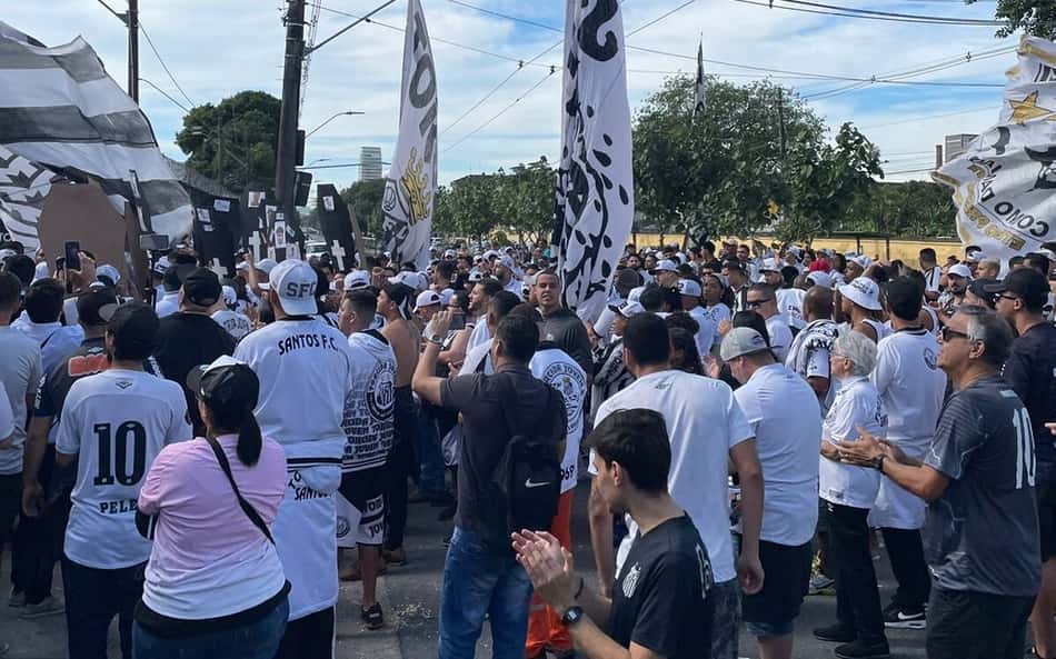 Líder do protesto diz que torcida do Santos 'não vai admitir derrota para o Corinthians'