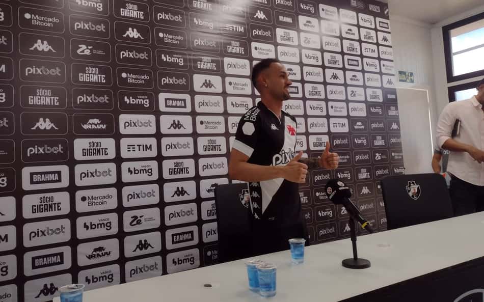 Serginho é apresentado no Vasco e minimiza o fato de ser um desconhecido: 'Tenho que mostrar dentro de campo'