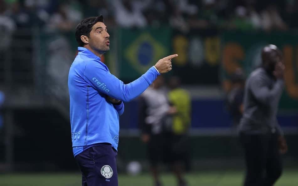 Abel Ferreira celebra noite 'mágica' do Palmeiras e elogia participação da torcida: 'Vitória é deles'