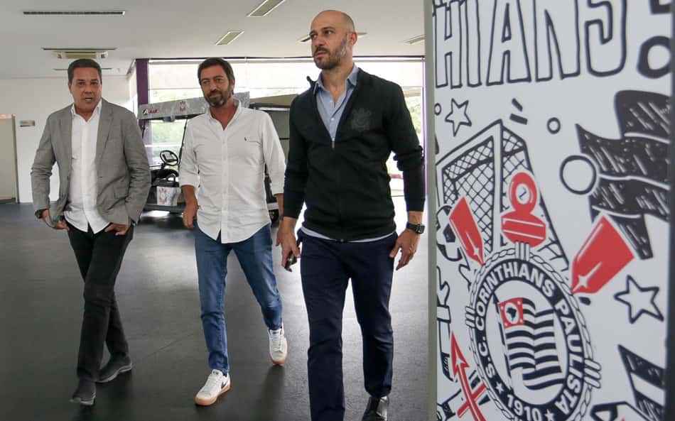 Mesmo com pressão da torcida do Corinthians, Luxemburgo chega ao clássico contra o Santos respaldado pela diretoria